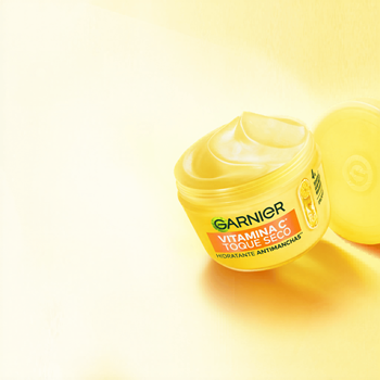Crema Garnier con Vitamina C Toque Seco facial antimanchas con acido hialuronico y niacinamida matificadora