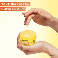 Crema para eliminar manchas de la cara con textura ligera como el aire Garnier Toque Seco para despigmentar la piel grasa en Chile no comedogenica e hipoalergenica con vitamina C